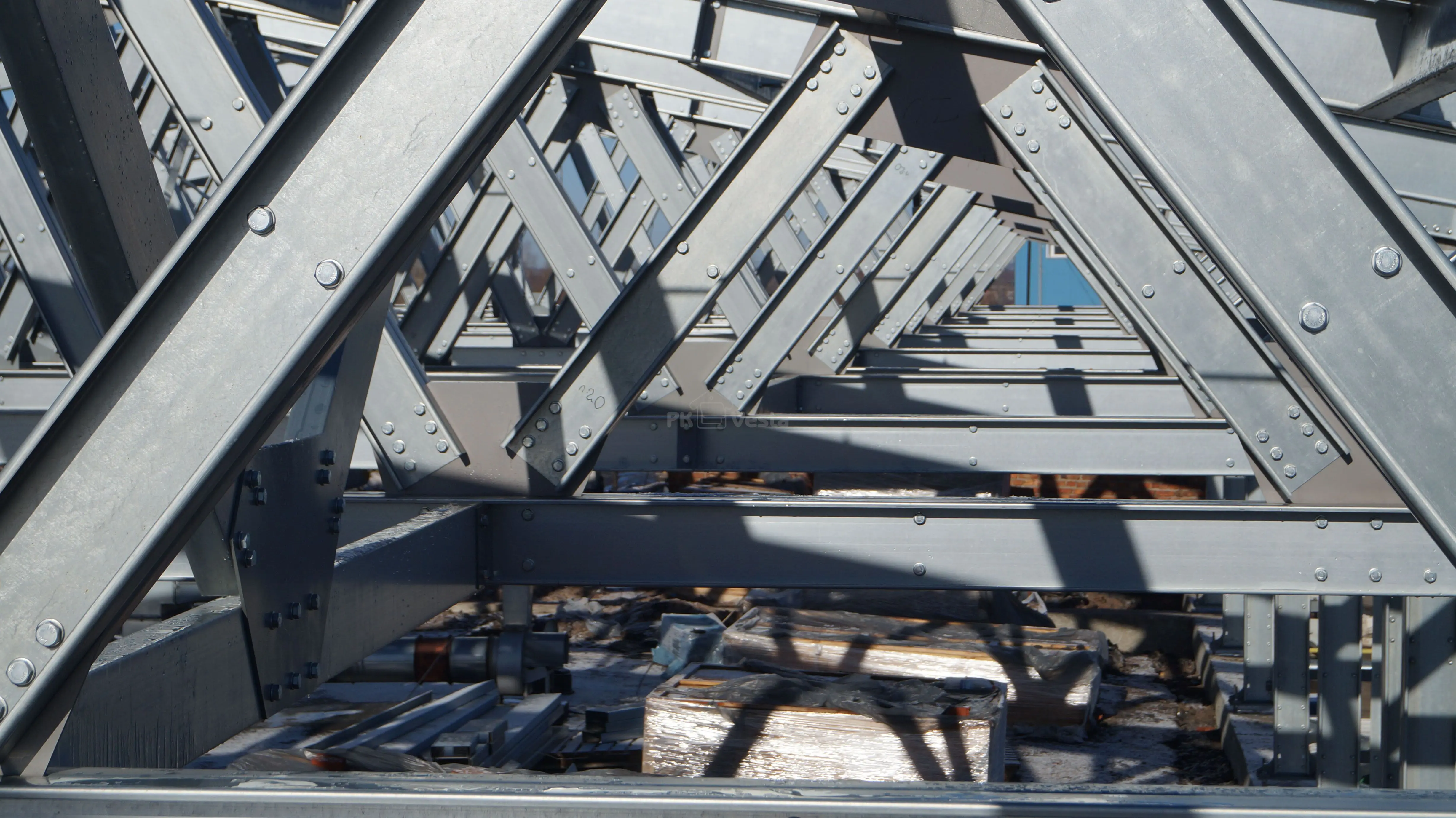 ПК «Веста» объявляет о начале монтажа быстровозводимой надстройки 15 х 70 х 3.3 из ЛСТК для третьего этажа старого здания под техническую зону, склады и офисы в г. Тула, Россия