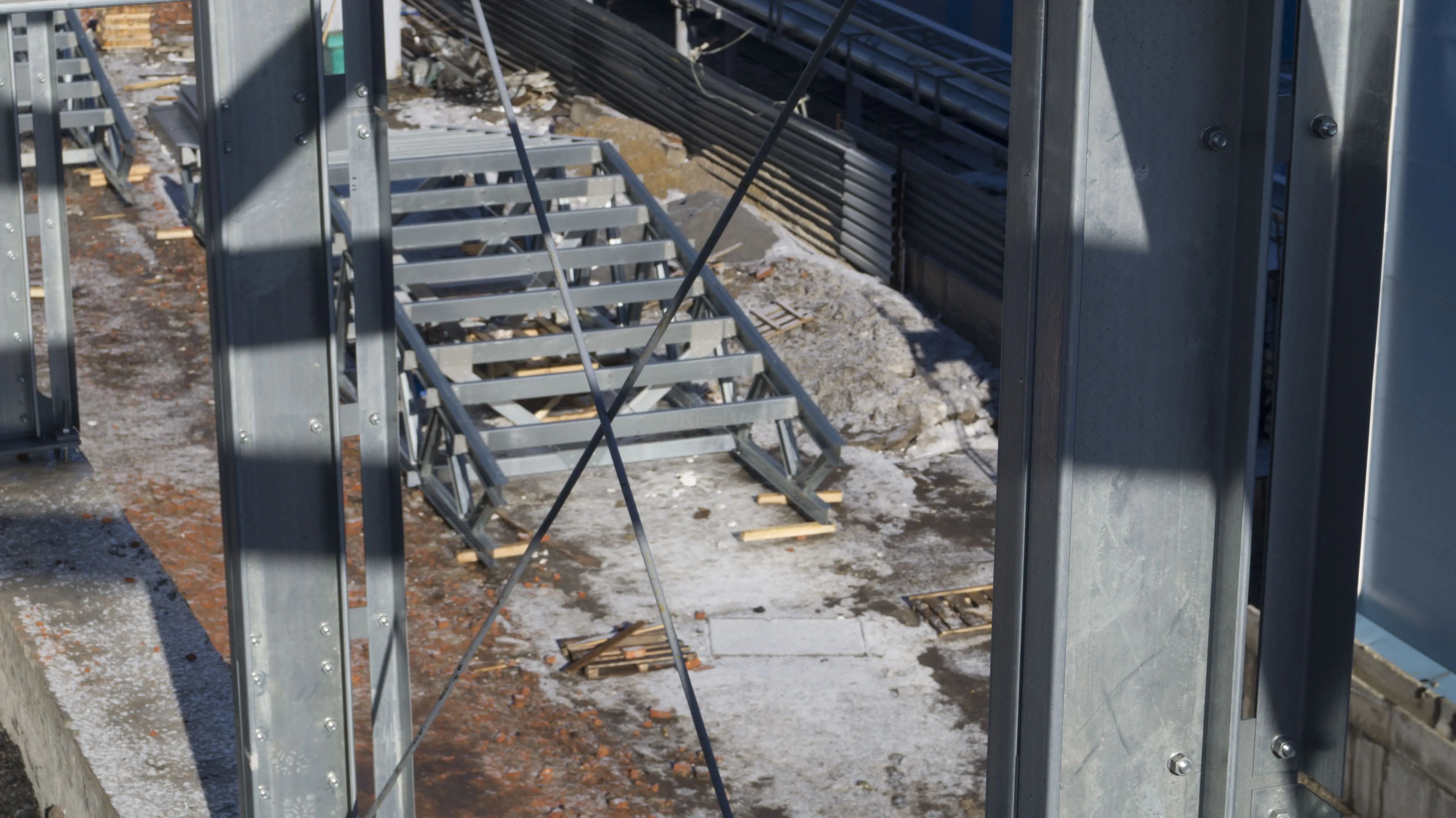 ПК «Веста» объявляет о начале монтажа быстровозводимой надстройки 15 х 70 х 3.3 из ЛСТК для третьего этажа старого здания под техническую зону, склады и офисы в г. Тула, Россия