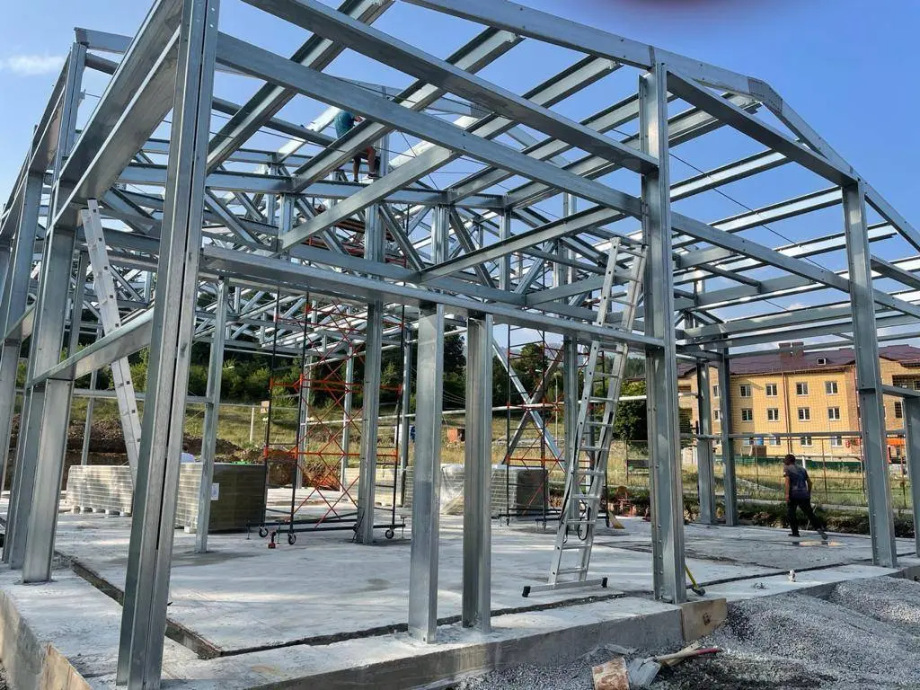 Завод ПК Веста объявляет об экспортном заказе быстровозводимого типового спортивного зала 15х30х7.2 в г. Цхинвал, республика Южная Осетия.