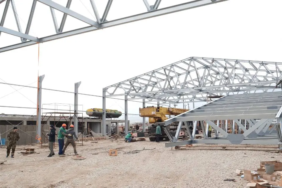 Завод ПК Веста объявляет о монтаже быстровозводимого торгового центра 30х60Дх6В в г. Махачкала, Россия