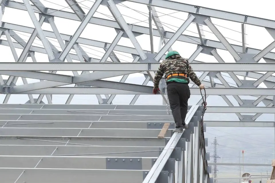 Завод ПК Веста объявляет о монтаже быстровозводимого торгового центра 30х60Дх6В в г. Махачкала, Россия