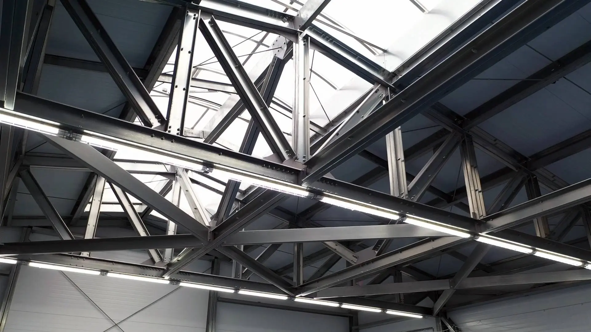 Завод ПК Веста объявляет об экспортном заказе быстровозводимого типового спортивного зала 15х30х7.2 в г. Цхинвал, республика Южная Осетия.