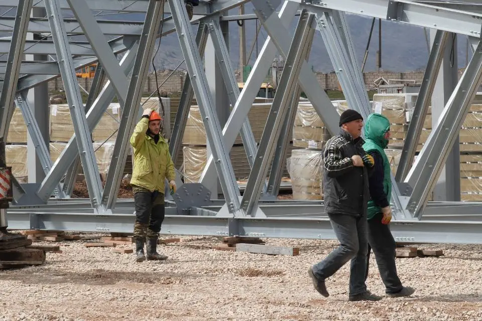 Завод ПК Веста объявляет о монтаже быстровозводимого торгового центра 30х60Дх6В в г. Махачкала, Россия