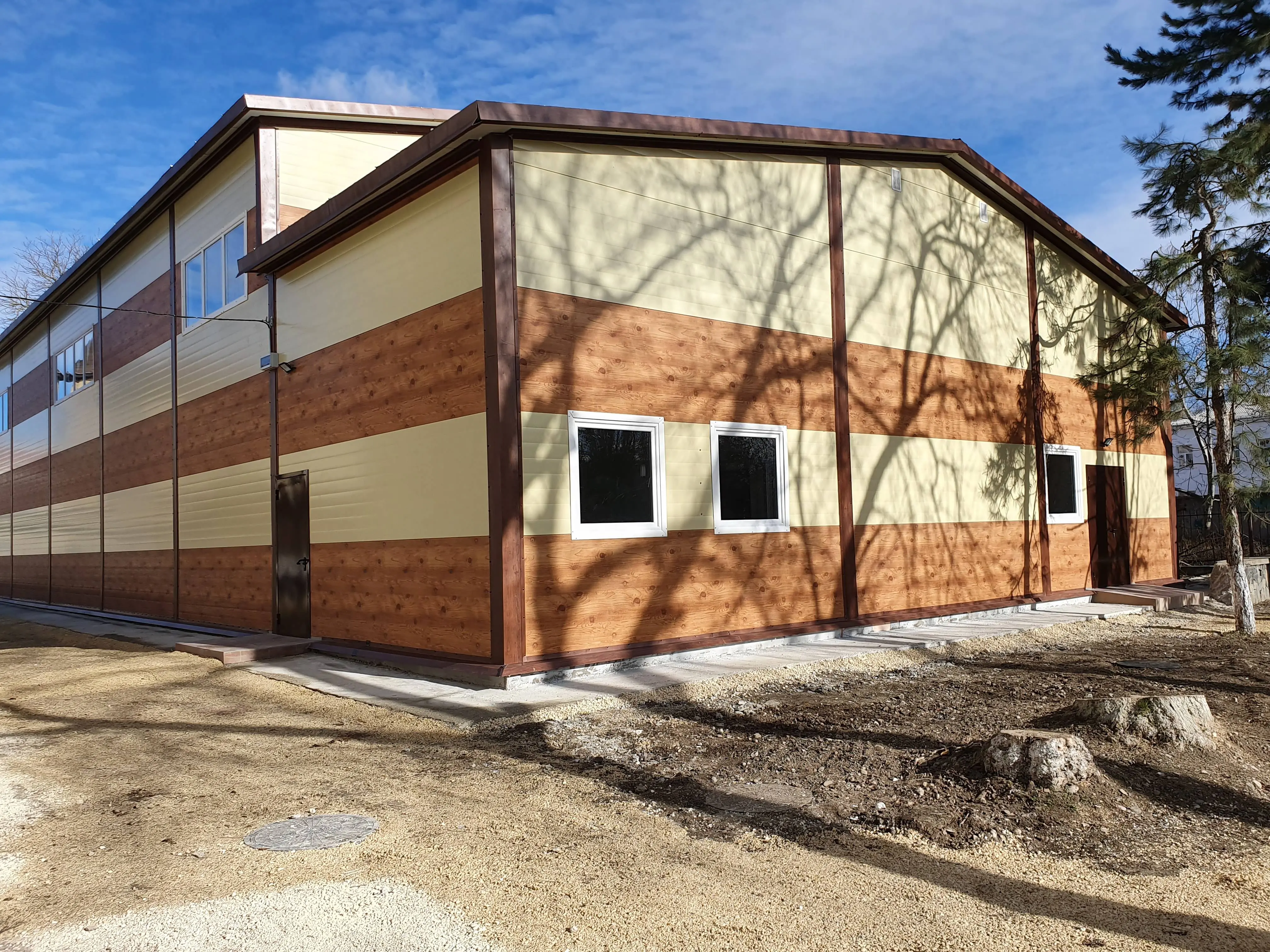 ПК Веста объявляет о вводе в эксплуатацию спортивного зала 15 х 30 х 7.2 в г. Симферополь, Крым, Россия для администрации Аксенова.