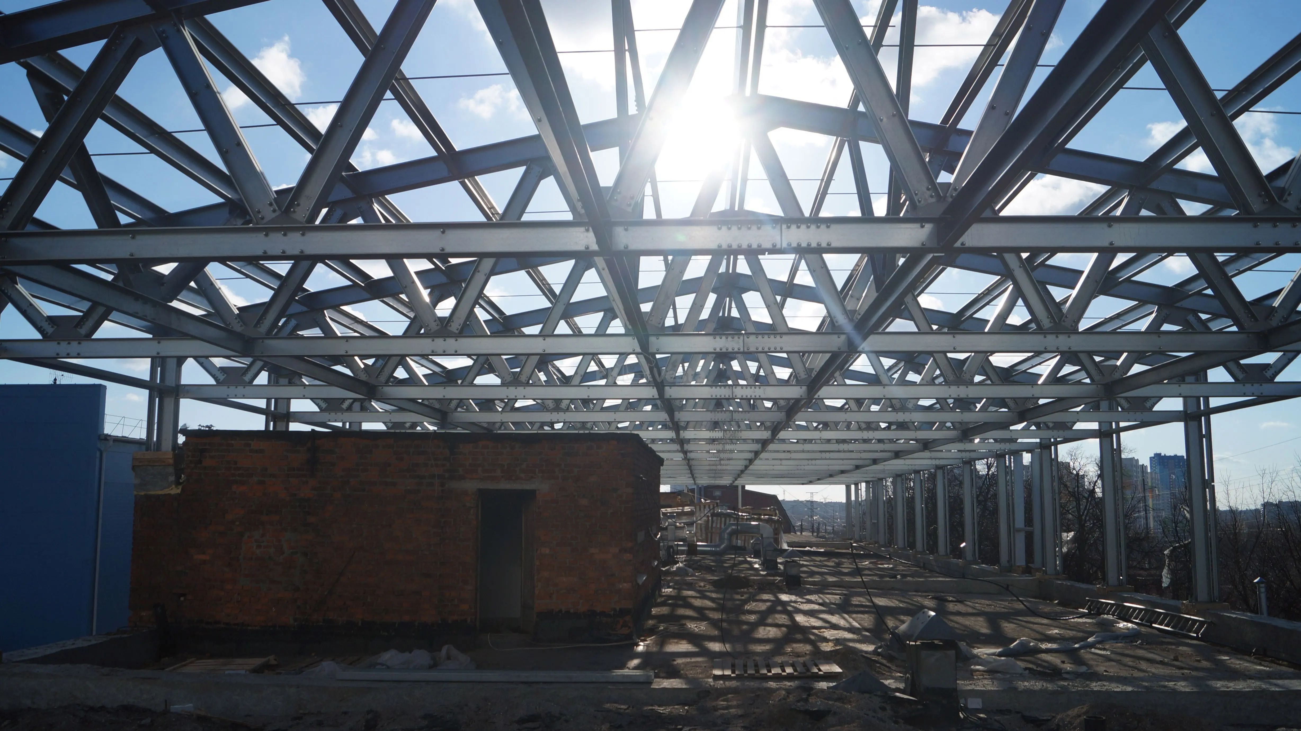 ПК «Веста» объявляет о начале монтажа быстровозводимой надстройки 15 х 70 х 3.3 из ЛСТК для третьего этажа старого здания под техническую зону, склады и офисы в г. Тула, Россия