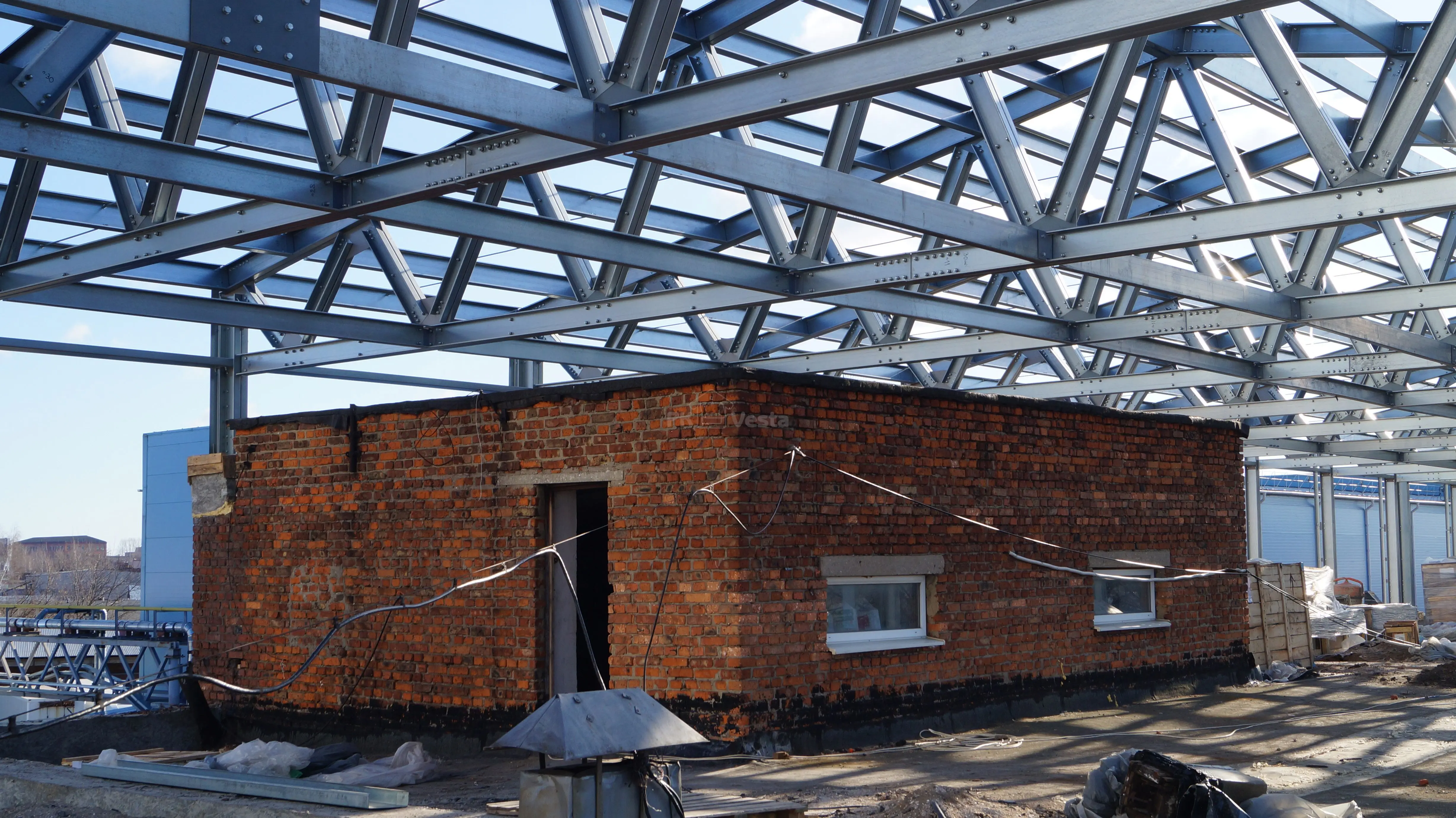 ПК «Веста» объявляет о начале монтажа быстровозводимой надстройки 15 х 70 х 3.3 из ЛСТК для третьего этажа старого здания под техническую зону, склады и офисы в г. Тула, Россия