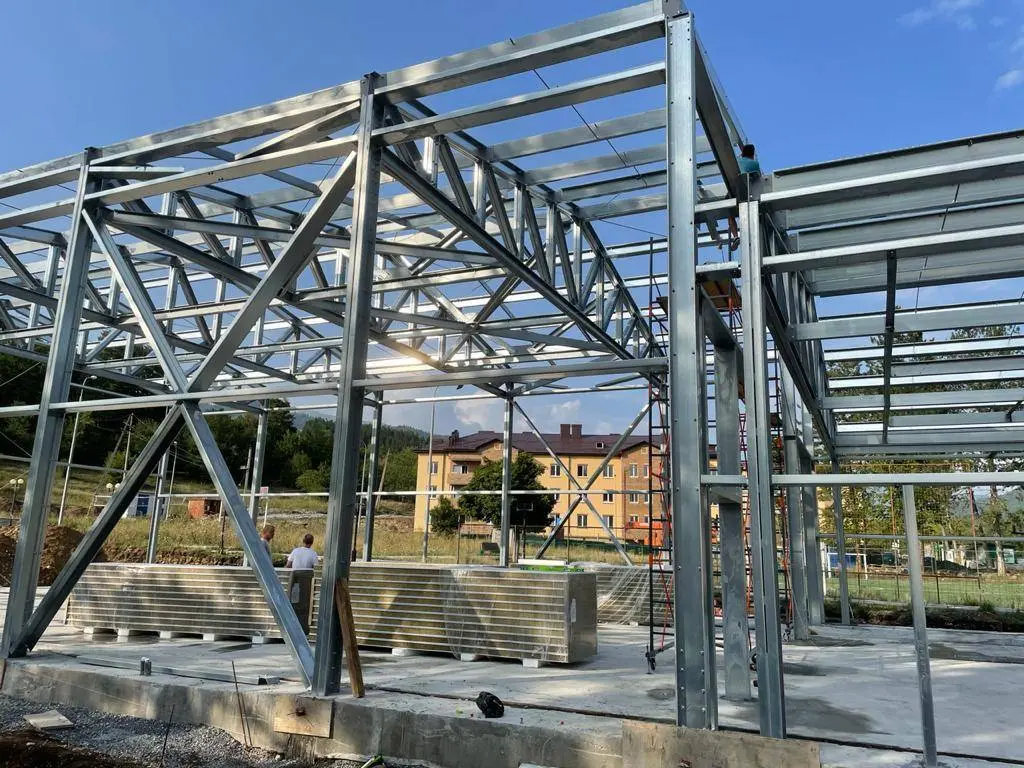 Завод ПК Веста объявляет об экспортном заказе быстровозводимого типового спортивного зала 15х30х7.2 в г. Цхинвал, республика Южная Осетия.