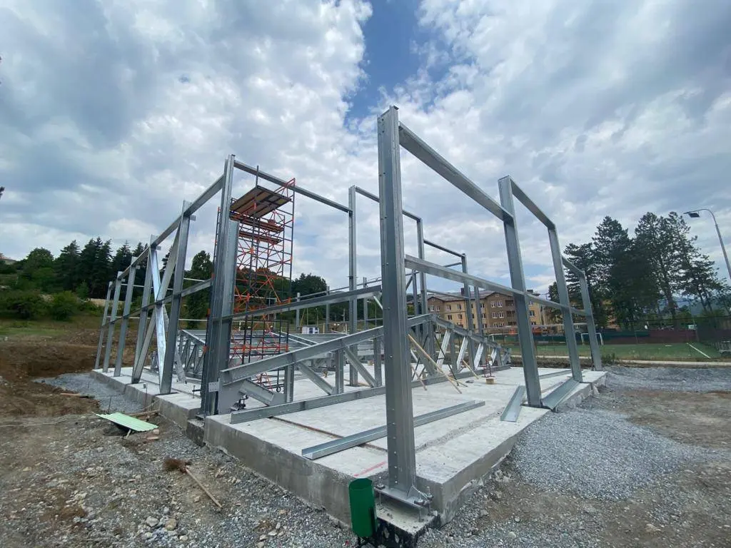 Завод ПК Веста объявляет об экспортном заказе быстровозводимого типового спортивного зала 15х30х7.2 в г. Цхинвал, республика Южная Осетия.