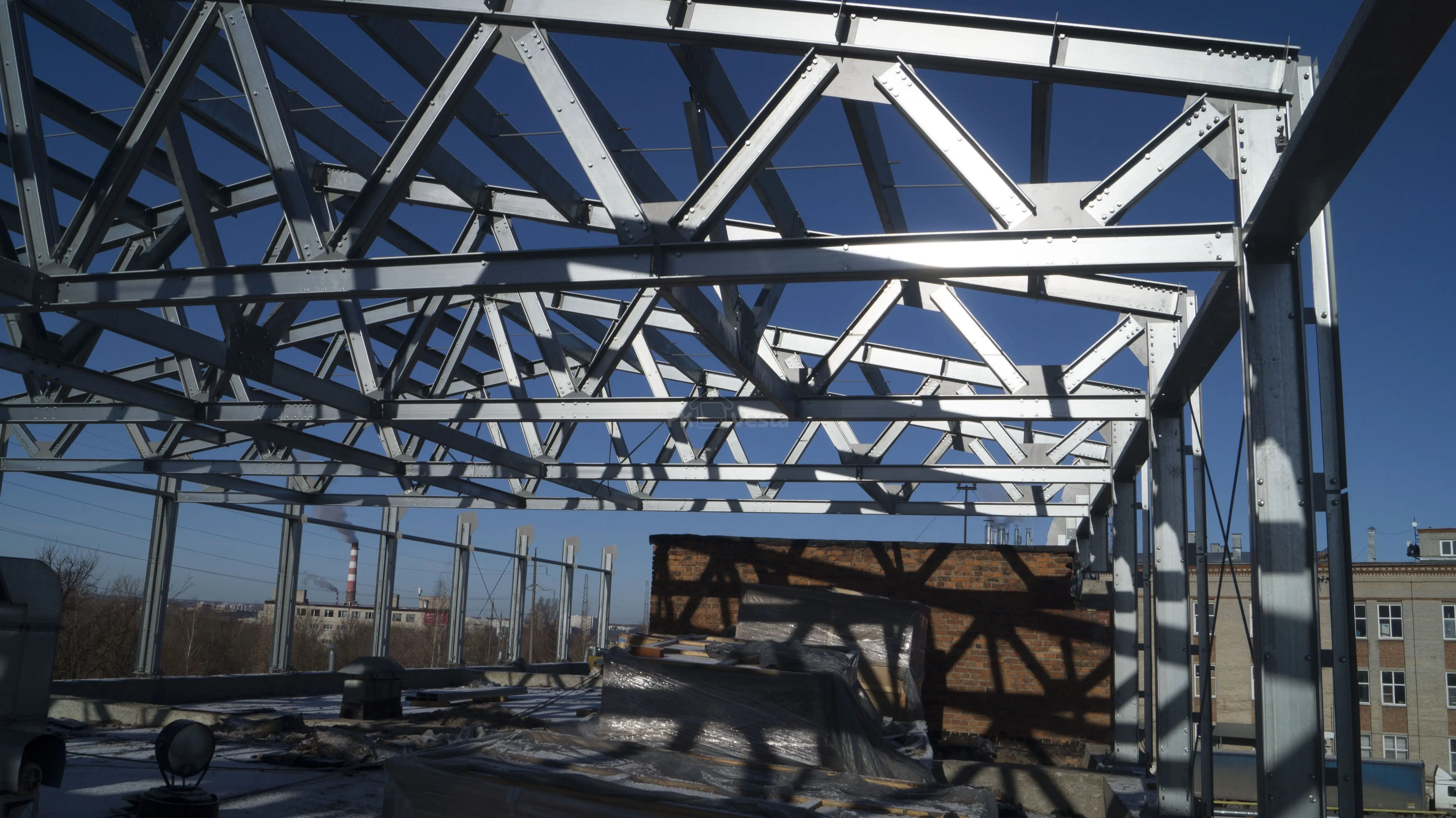 ПК «Веста» объявляет о начале монтажа быстровозводимой надстройки 15 х 70 х 3.3 из ЛСТК для третьего этажа старого здания под техническую зону, склады и офисы в г. Тула, Россия