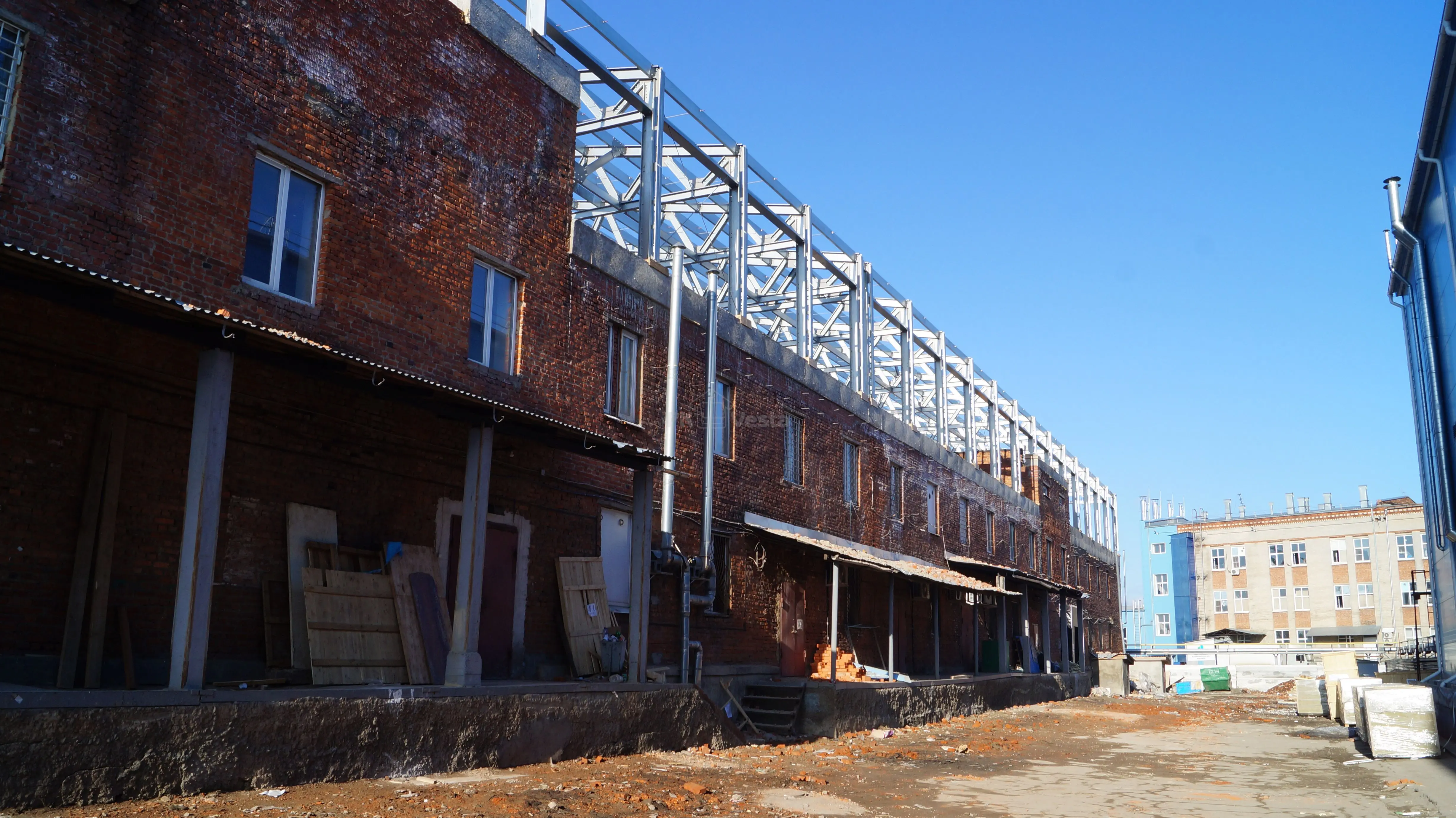 ПК «Веста» объявляет о начале монтажа быстровозводимой надстройки 15 х 70 х 3.3 из ЛСТК для третьего этажа старого здания под техническую зону, склады и офисы в г. Тула, Россия