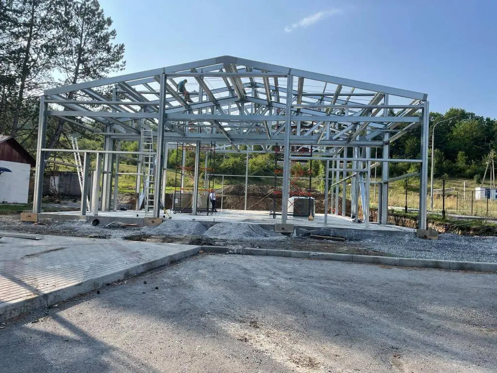 Завод ПК Веста объявляет об экспортном заказе быстровозводимого типового спортивного зала 15х30х7.2 в г. Цхинвал, республика Южная Осетия.