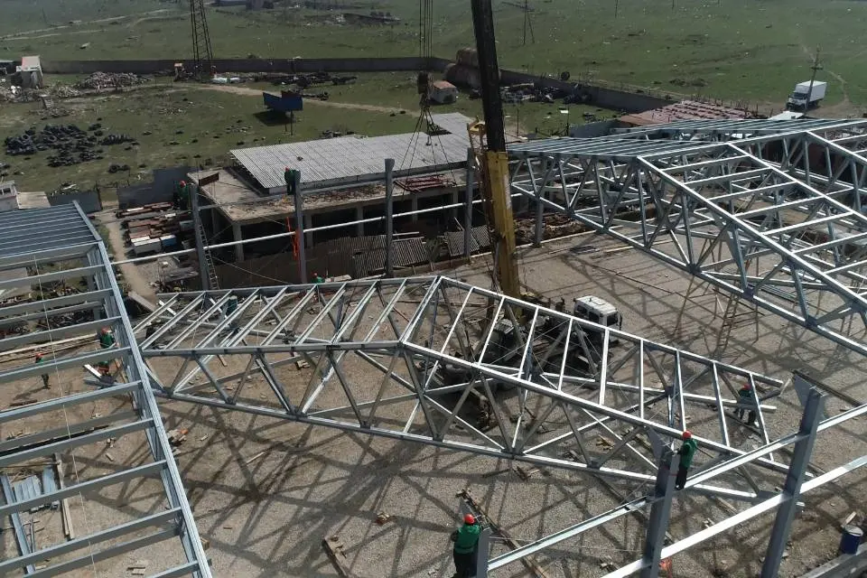 Завод ПК Веста объявляет о монтаже быстровозводимого торгового центра 30х60Дх6В в г. Махачкала, Россия