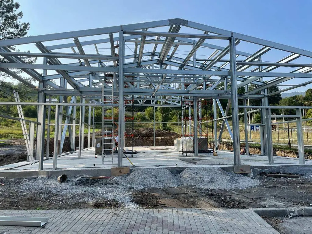 Завод ПК Веста объявляет об экспортном заказе быстровозводимого типового спортивного зала 15х30х7.2 в г. Цхинвал, республика Южная Осетия.