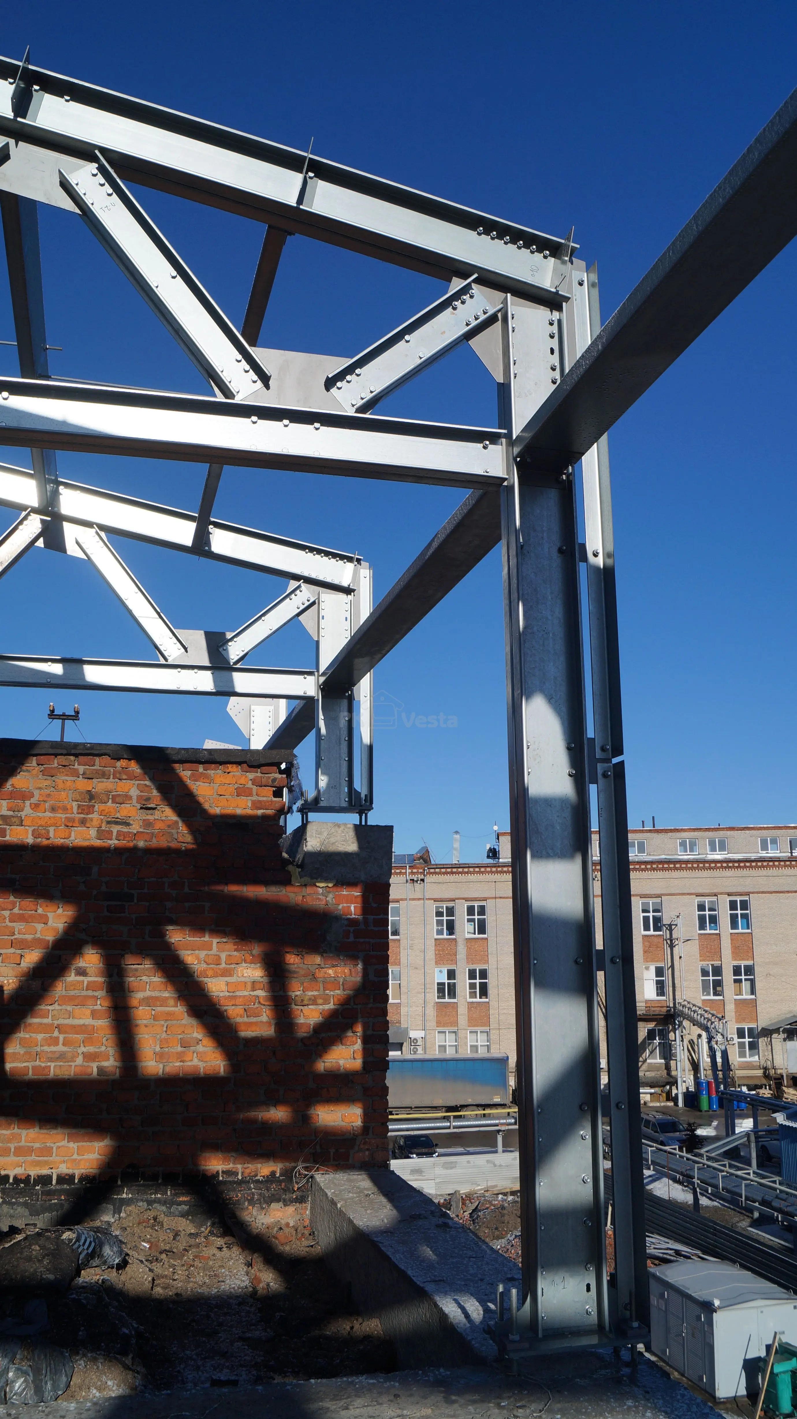 ПК «Веста» объявляет о начале монтажа быстровозводимой надстройки 15 х 70 х 3.3 из ЛСТК для третьего этажа старого здания под техническую зону, склады и офисы в г. Тула, Россия