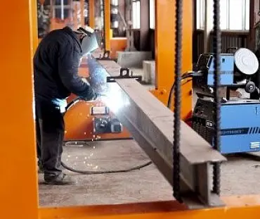 Колонна из черного металла